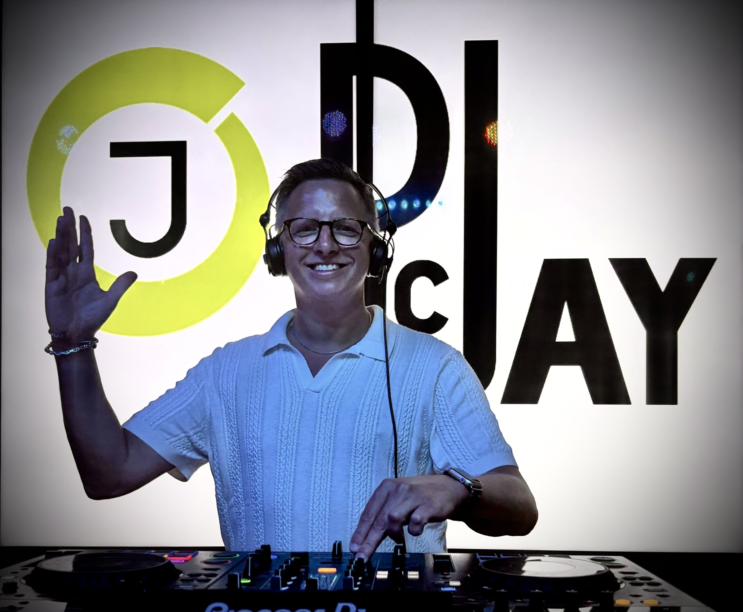 Event- und Hochzeits-DJ mcJay am Mischpult vor LED-Leinwand im Robinson Club Esquinzo Playa