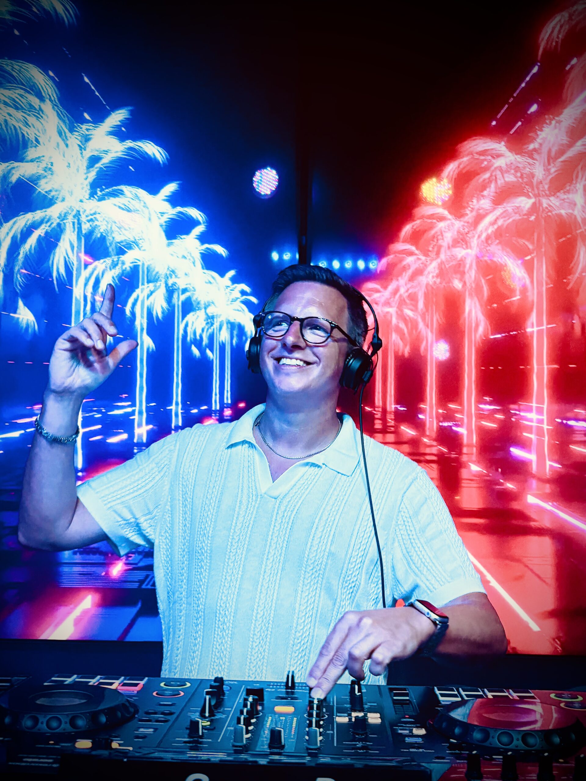 Event- und Hochzeits-DJ mcJay am Mischpult vor LED-Leinwand im Robinson Club Esquinzo Playa