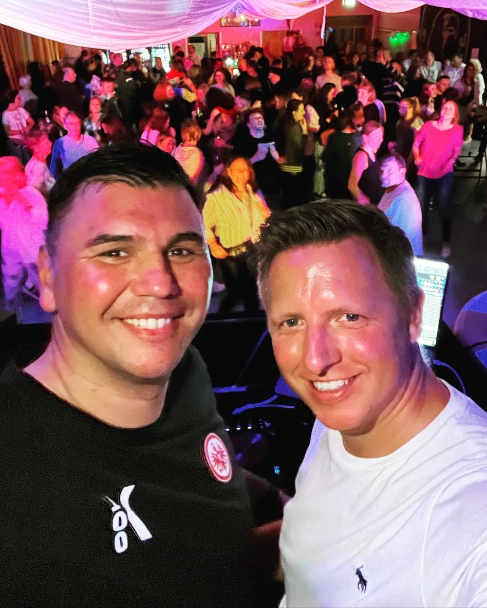 DJ mcJay und DJ Claudio Millas beim 25-jährigen Jubiläum des EFC Schwanheim vor voller Tanzfläche