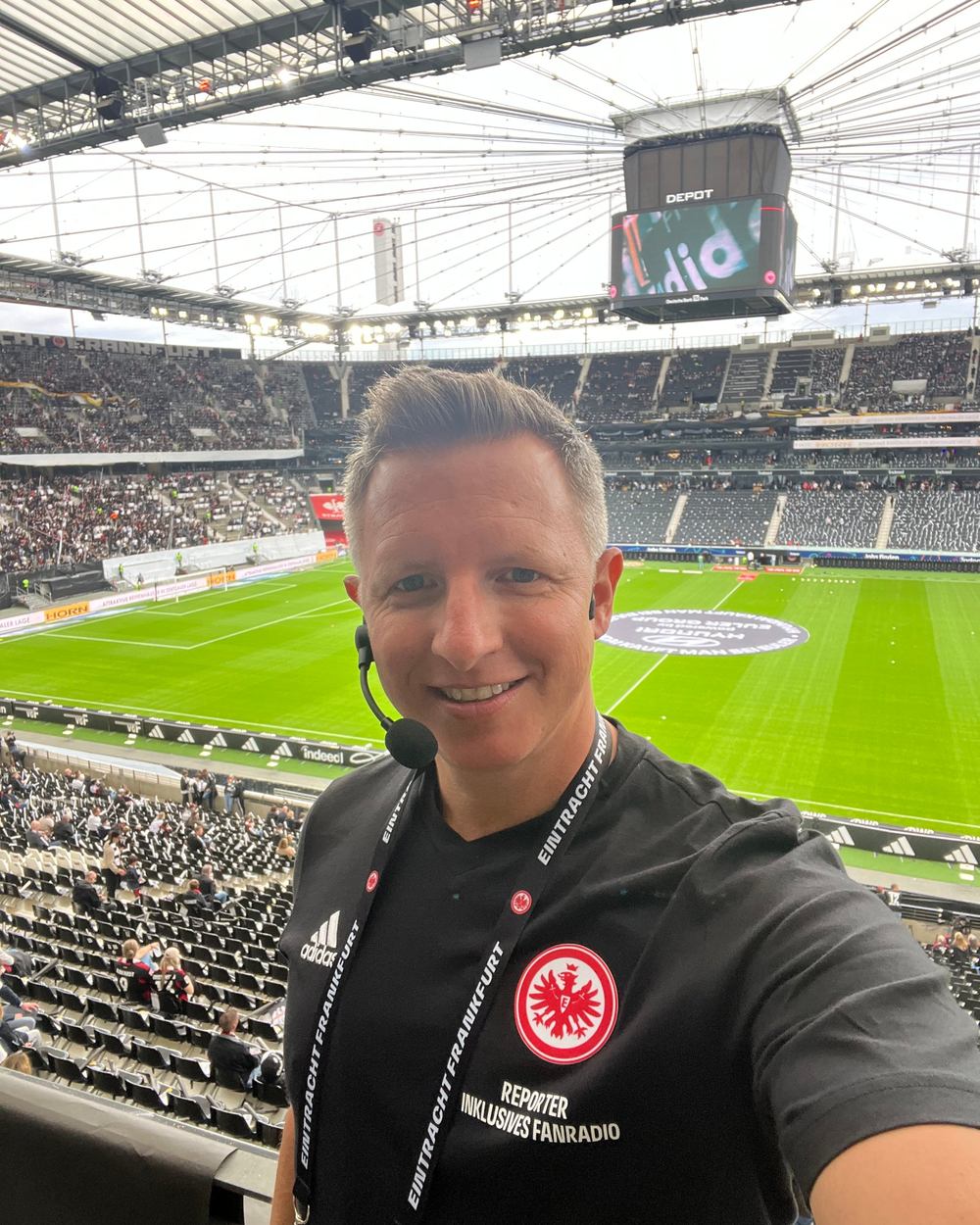 Jens Henrich als Reporter des Inklusiven Fanradios von Eintracht Frankfurt im Stadion