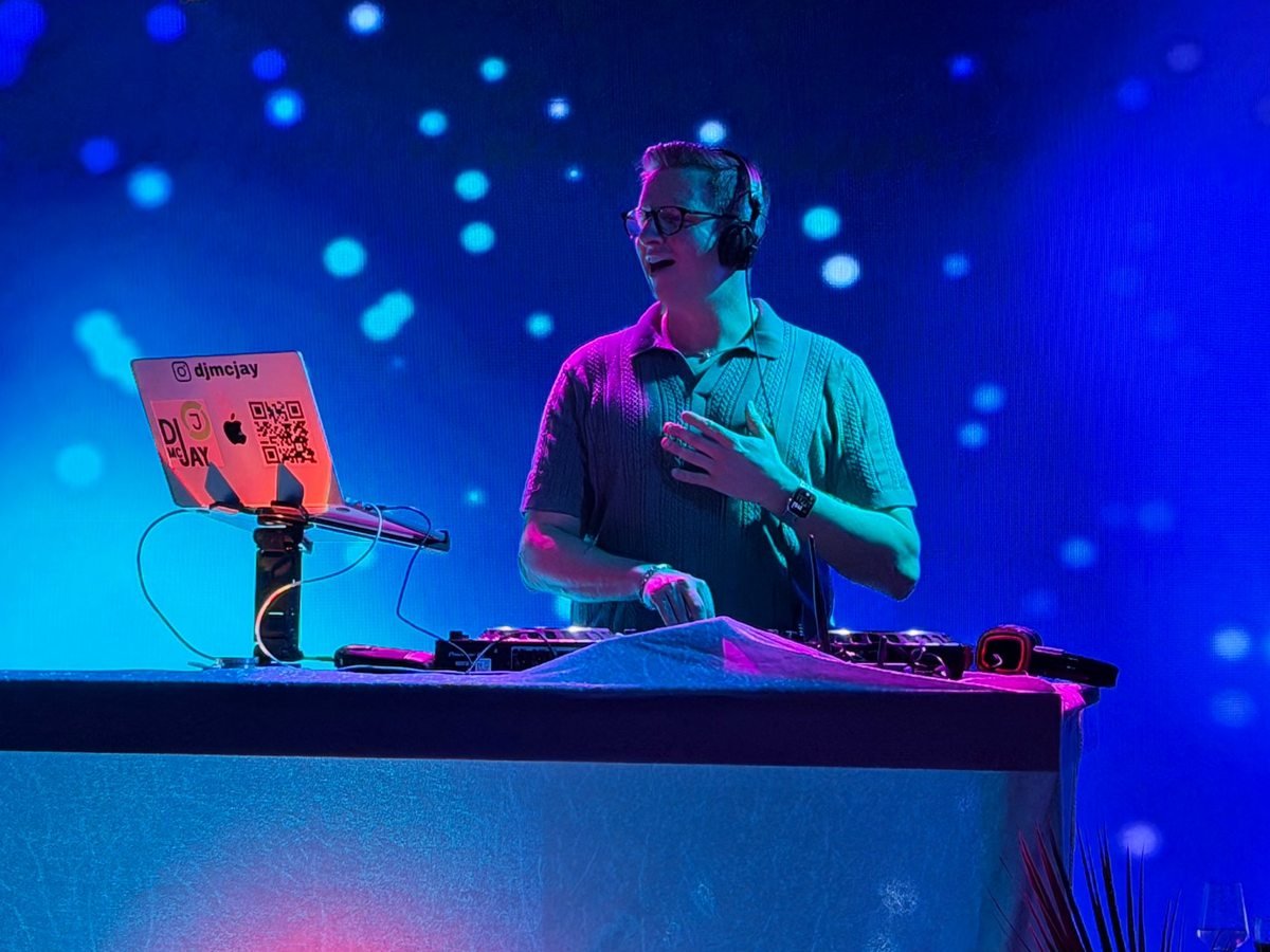 Jens Henrich alias DJ mcJay am DJ-Pult vor einer LED-Wand bei der Silent Party im Aldiana Salzkammergut