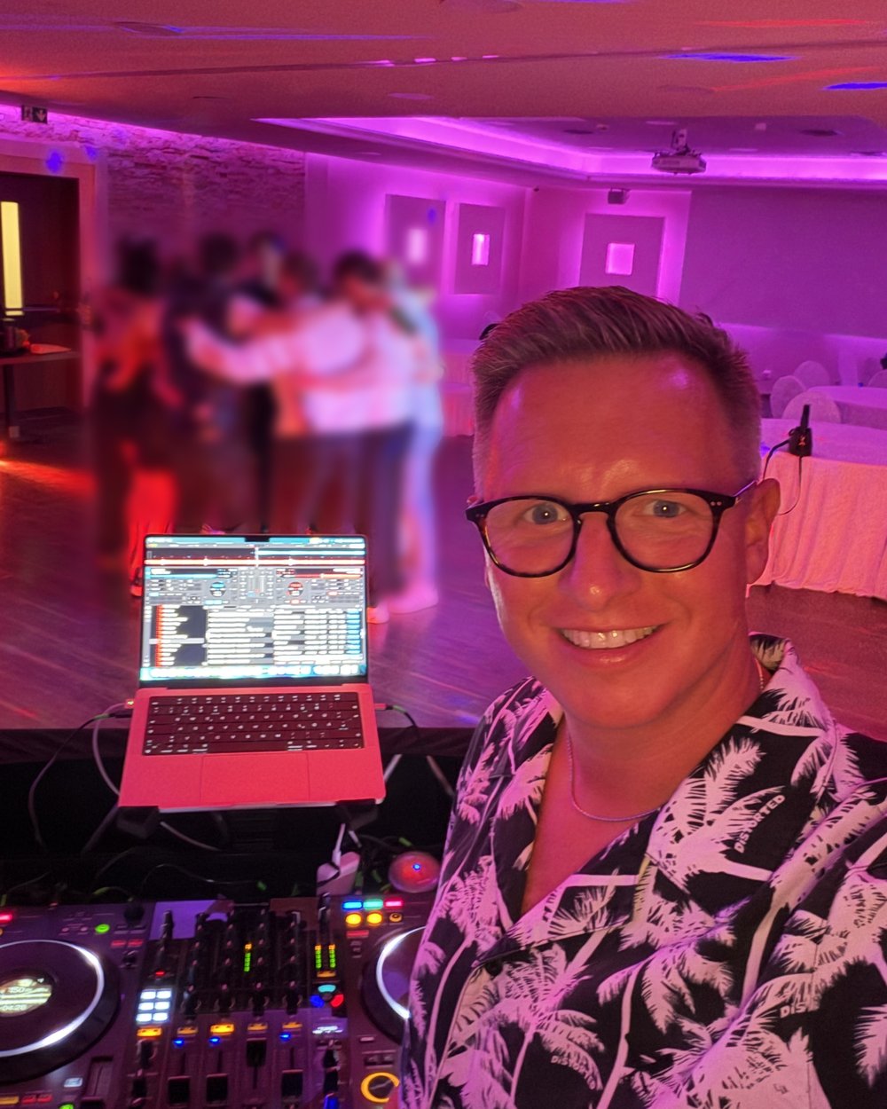 Jens Henrich, DJ mcJay, am DJ-Pult, dahinter feiern die Gäste auf der Tanzfläche