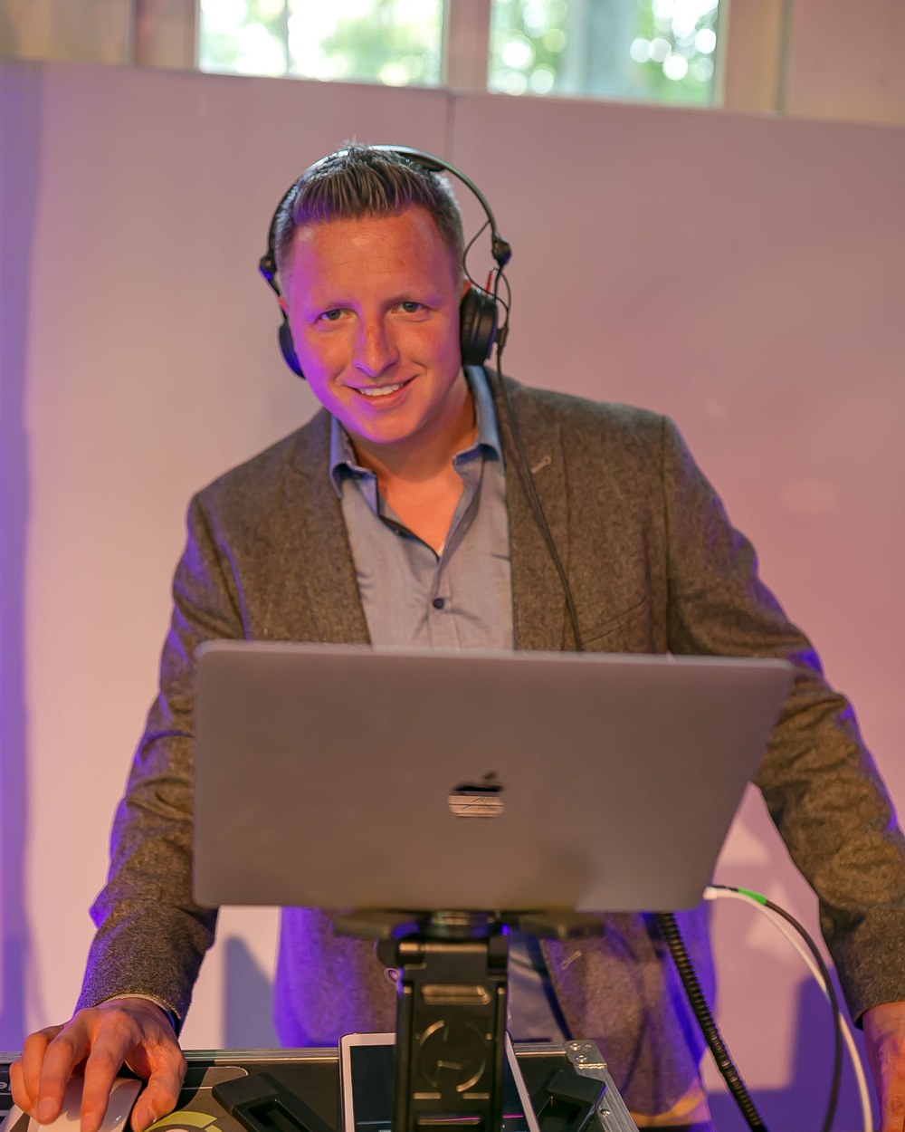 Jens Henrich alias DJ mcJay mit Kopfhörern am DJ-Pult