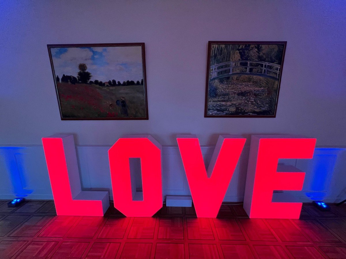 Rot leuchtende XXL LOVE-Buchstaben, je 120 cm hoch