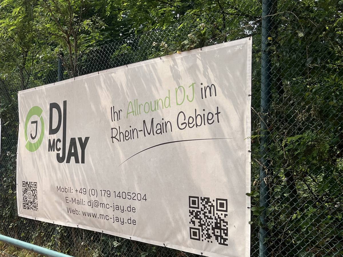 Sponsorenbanner von DJ mcJay am Tennisplatz des TC Schwanheim