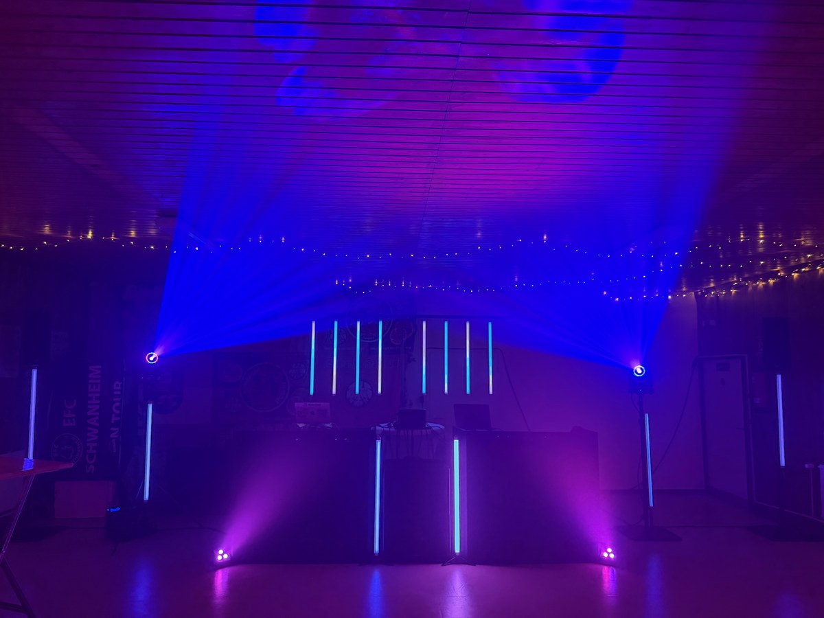 DJ-Aufbau mit Moving Heads und Ambientelicht für den Tanz in den Mai in Frankfurt-Schwanheim