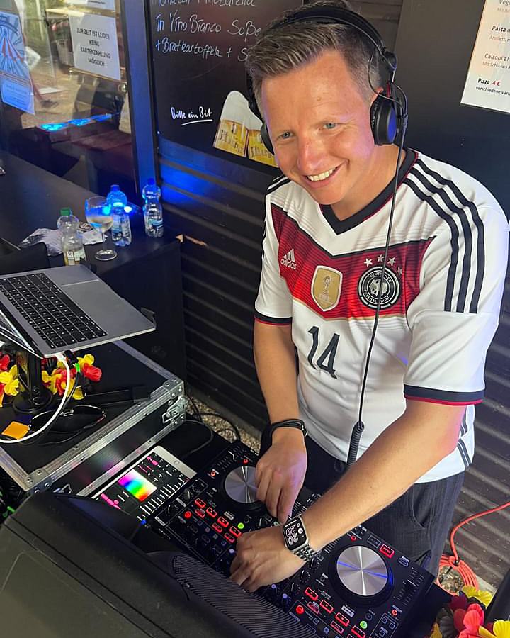 DJ mcJay im Deutschland-Trikot am DJ-Pult bei der Jubiläumsfeier des TC Schwanheim
