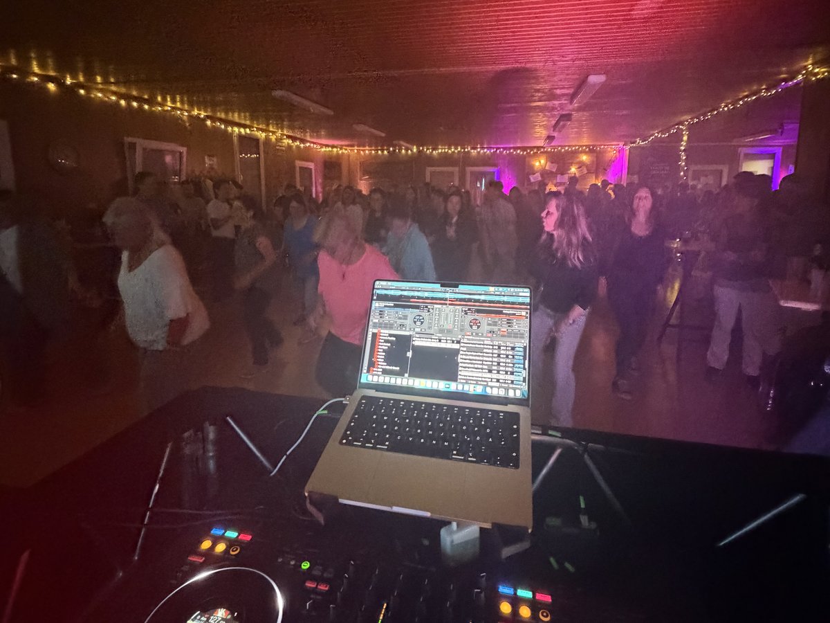 Blick vom DJ-Pult auf die Tanzfläche beim Tanz in den Mai des EFC Schwanheim