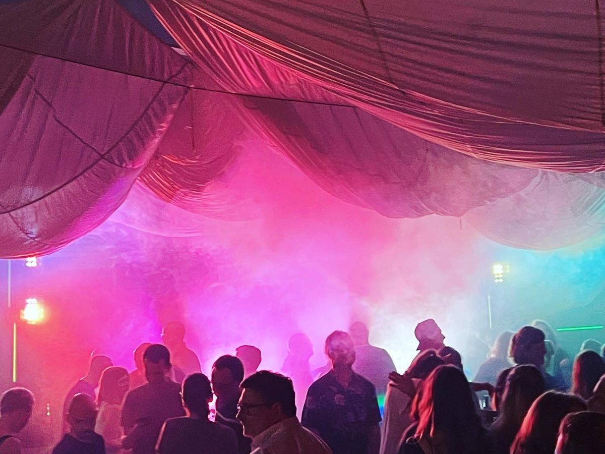 Volle Tanzfläche im Festzelt beim 25-jährigen Jubiläum des EFC Schwanheim